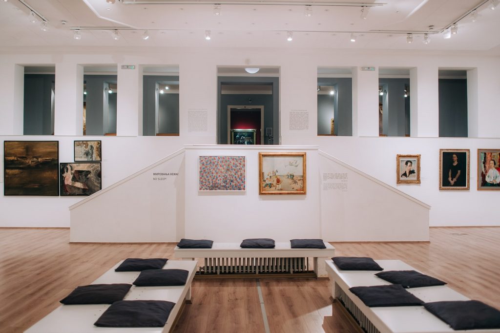 unutrađnjost galerije, moderno opremljen prostor sa istaknutim slikama i mestima za sedenje