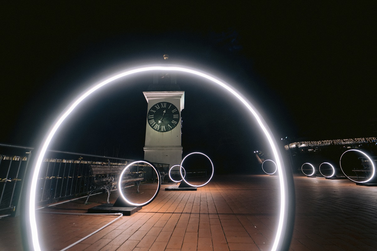 Petrovaradinska tvrđava ukrašena svetlosnim instalacijama u obliku krugova ispred Sata